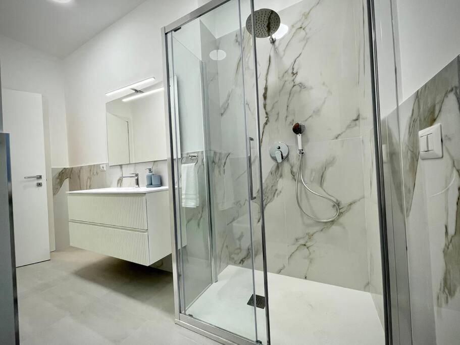 Luxury 1 Bedroom Apartment, Close To San Siro, Fiera And 10 Min Metro To Duomo Milano Exteriör bild